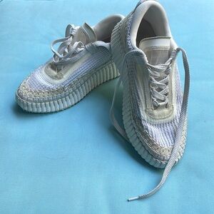 Chloe beakers beiges and white very nice and comfort